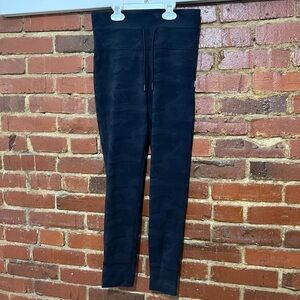 Vuori women’s black camo leggings with drawstring size M